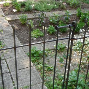 Die Tür zum Garten wird durch einem Stahlriegel mit Druckfeder verschlossen