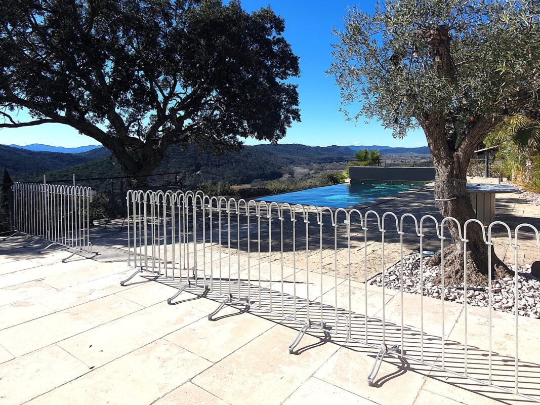 Om krassen op de vloerbedekking te voorkomen, rust elke standaard op twee rubberen stoppers.