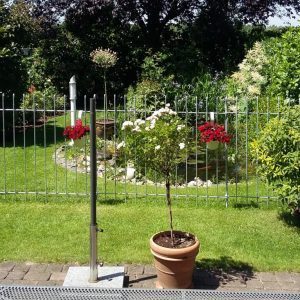 Garten-Abtrennung zwischen Terrasse und Gartenteich