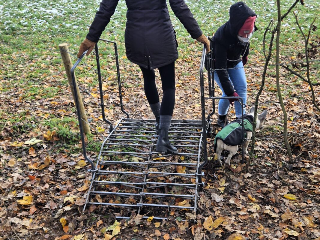 IJzeren hellingbaan voor fietsers die door weidehekken loopt. Hellingbaan, doorgang door weidehekken voor wandelaars en fietsers
