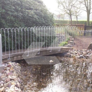 Zaun für Brücke über Teich verzinkt